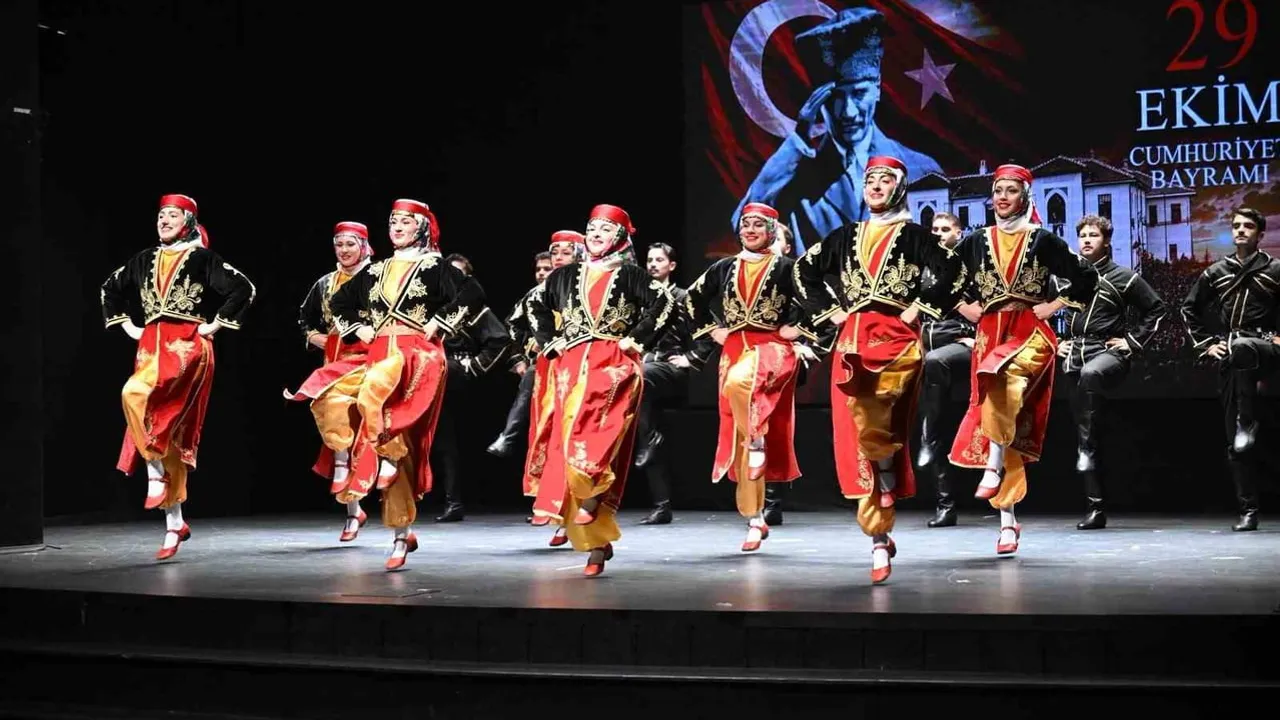 Yağışa rağmen iç mekânda coşku: Bursa'da cumhuriyet 103 yaşında