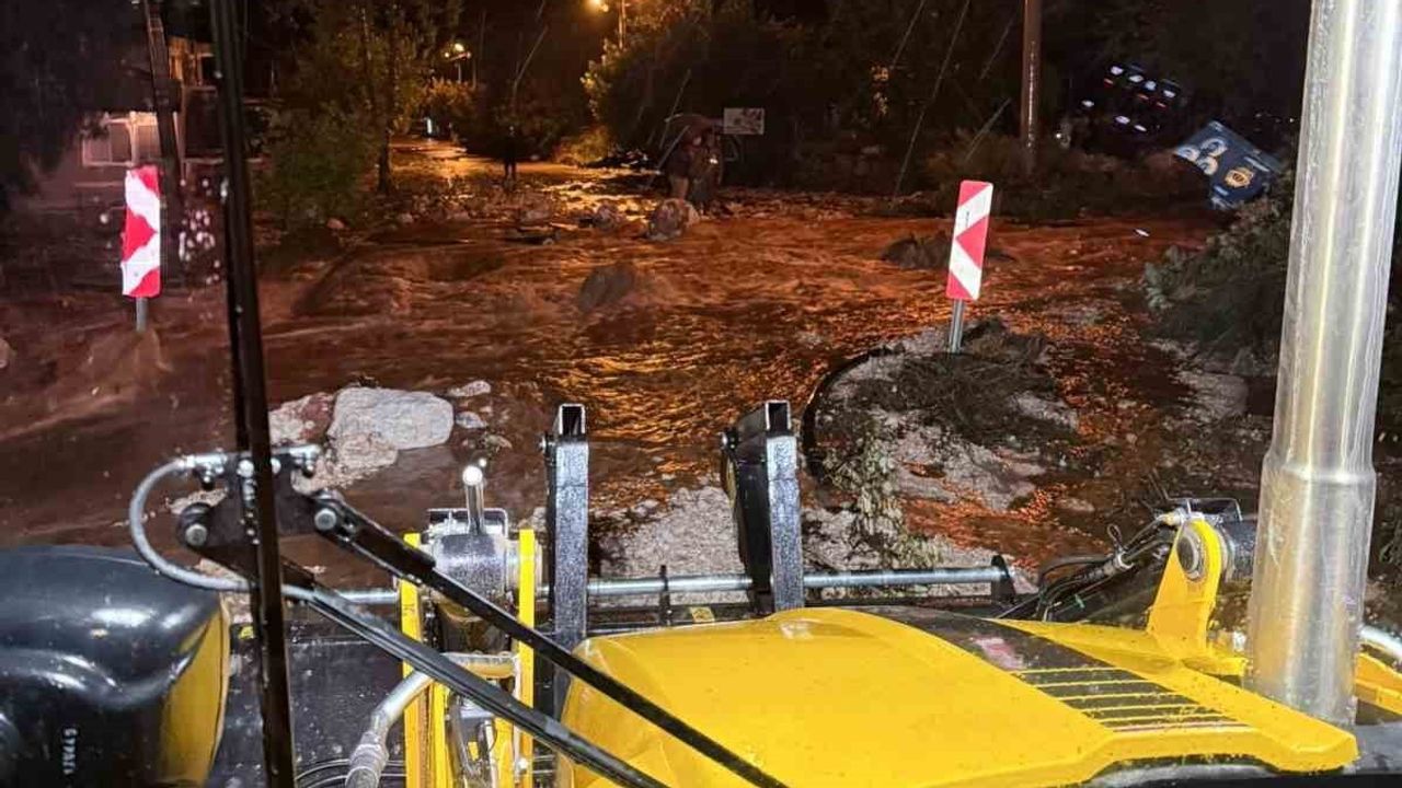 Yağışın ardından Antalya'da ekipler gece gündüz sahada