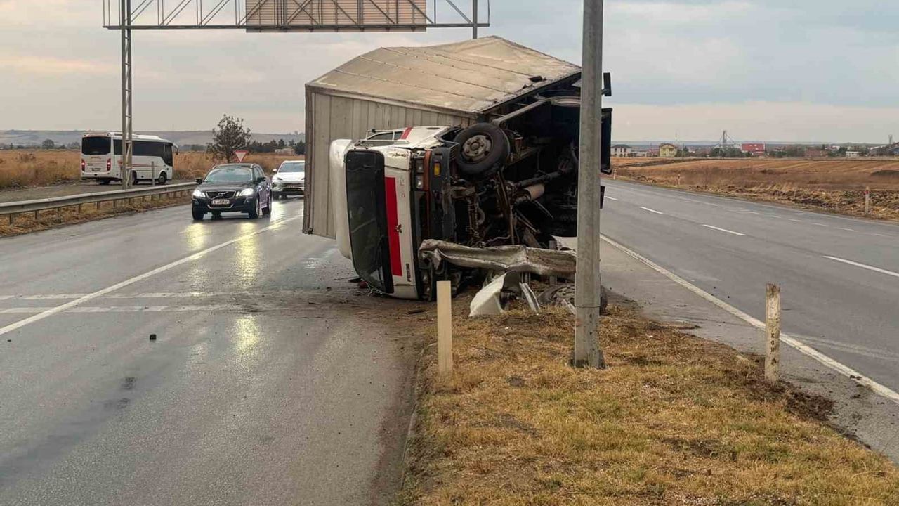 Yağışın kaygan zemininde Babaeski'de kamyon bariyerlere çarpıp devrildi