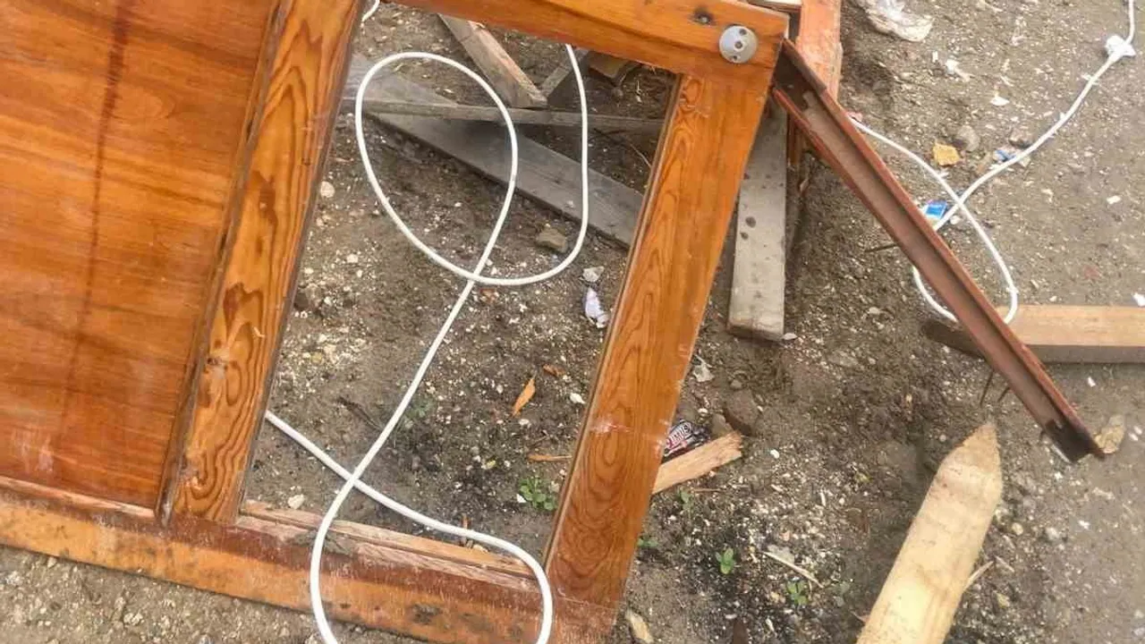 Yağışla kayganlaşan yolda savrulan otomobil inşaat temelinde sıkıştı
