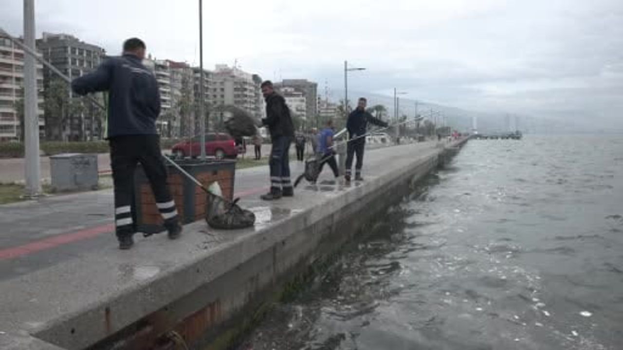 yağışların sürüklediği atıklar İzmir körfezi'nde üç koldan temizleniyor