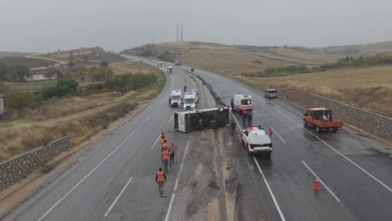 Yağışlı yolda kontrol kaybı: Kırıkkale’de 15 işçi yaralandı