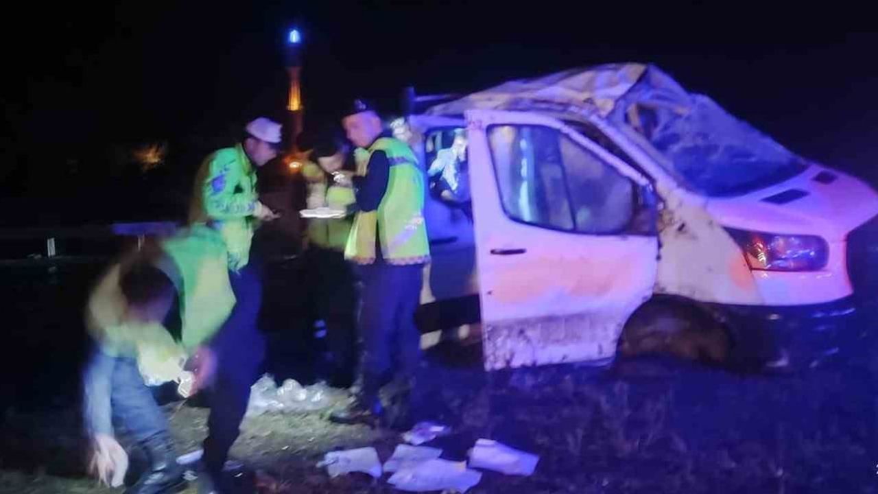 yağışlı yolda refüje çarpıp takla atan otomobilde 4 kişi yaralandı
