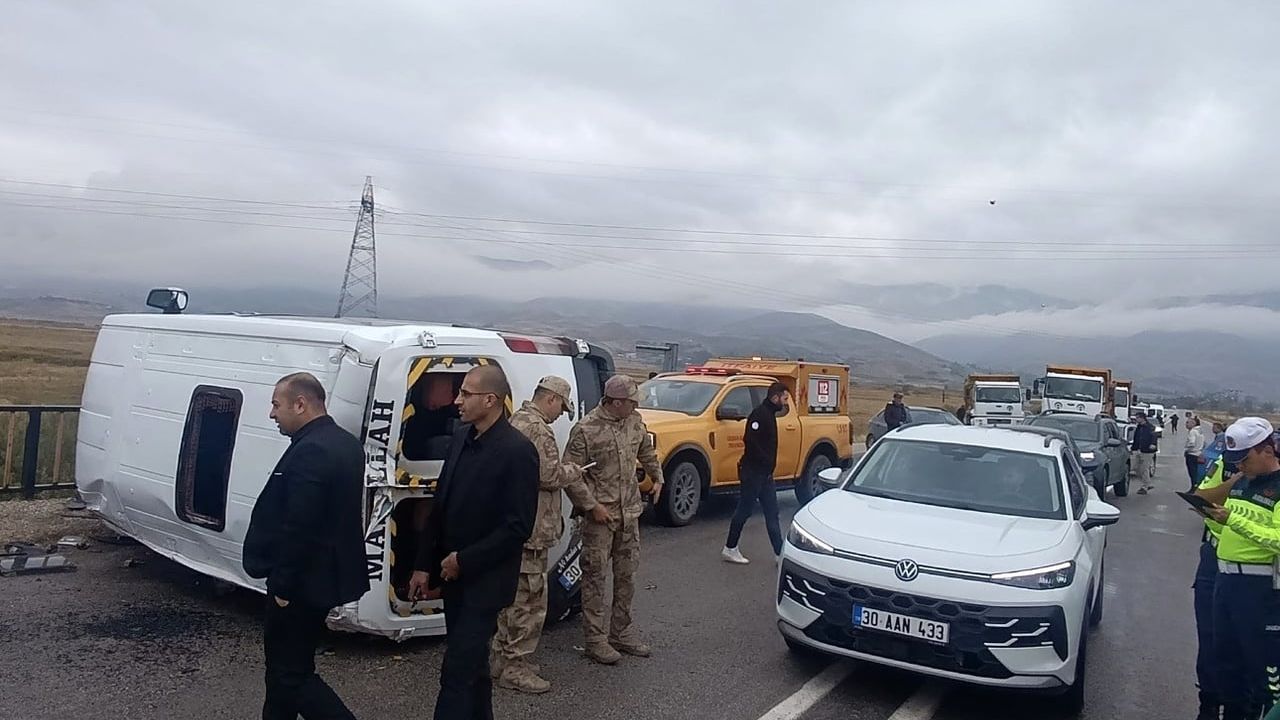 Yağışta kayan yolda servis devrildi: 10 öğrenci yaralandı