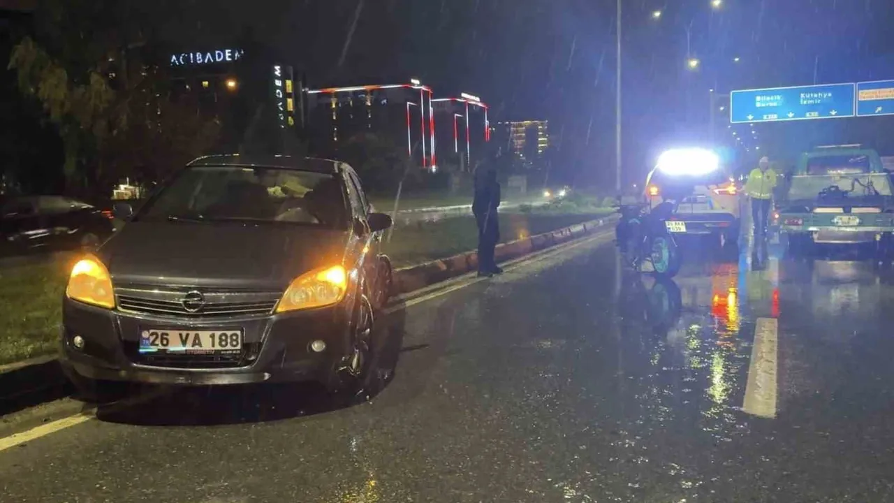 Yağışta kayganlaşan yolda çarpışma: motosiklet sürücüsü yaralandı