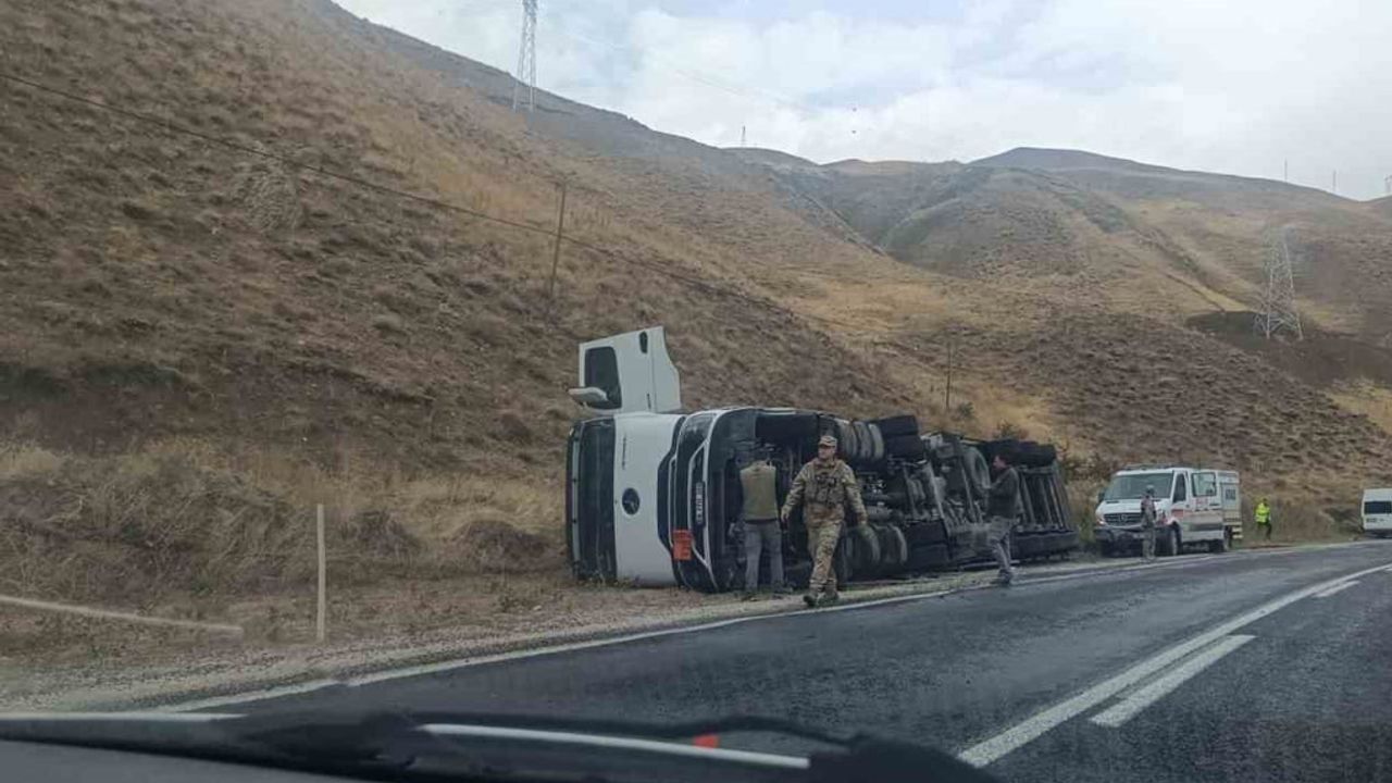 Yağışta kayıp: Hakkari-Van yolunda tanker devrildi