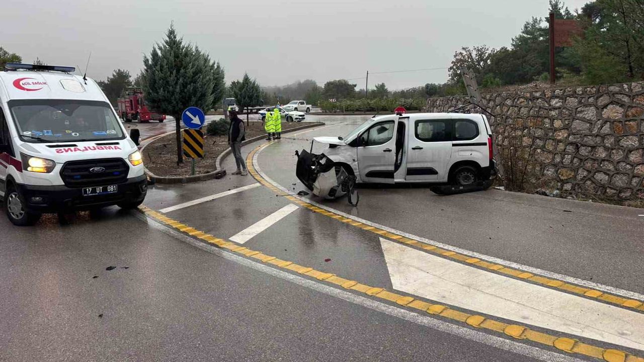 Yağışta kontrolden çıkan araç Çanakkale'de takla attı, sürücü hastaneye kaldırıldı