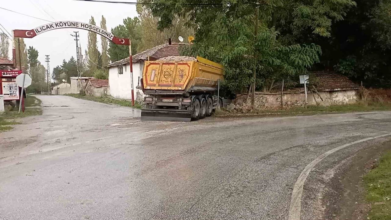 Yağışta kontrolden çıkan tır evin bahçesine girdi, sürücü sağ kurtuldu