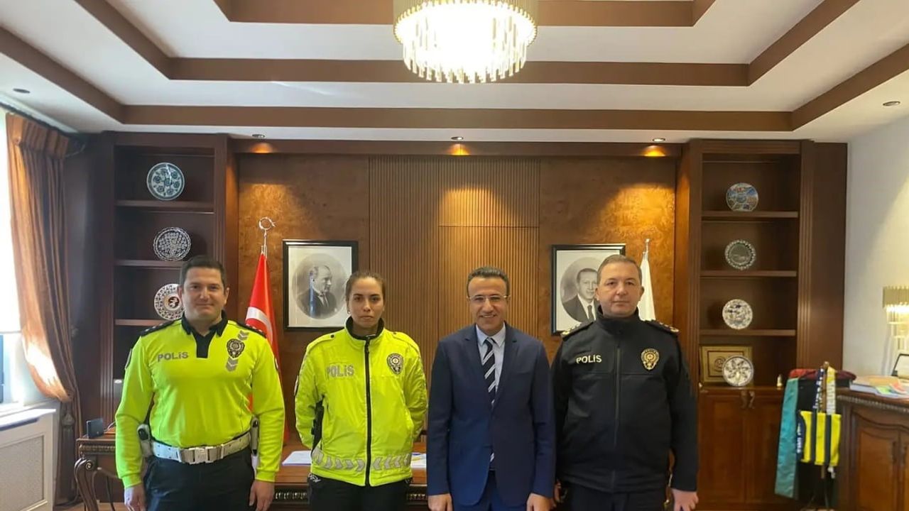 Yağmur altında şefkat: ambulanse kadar şemsiye tutan polis ödüllendirildi
