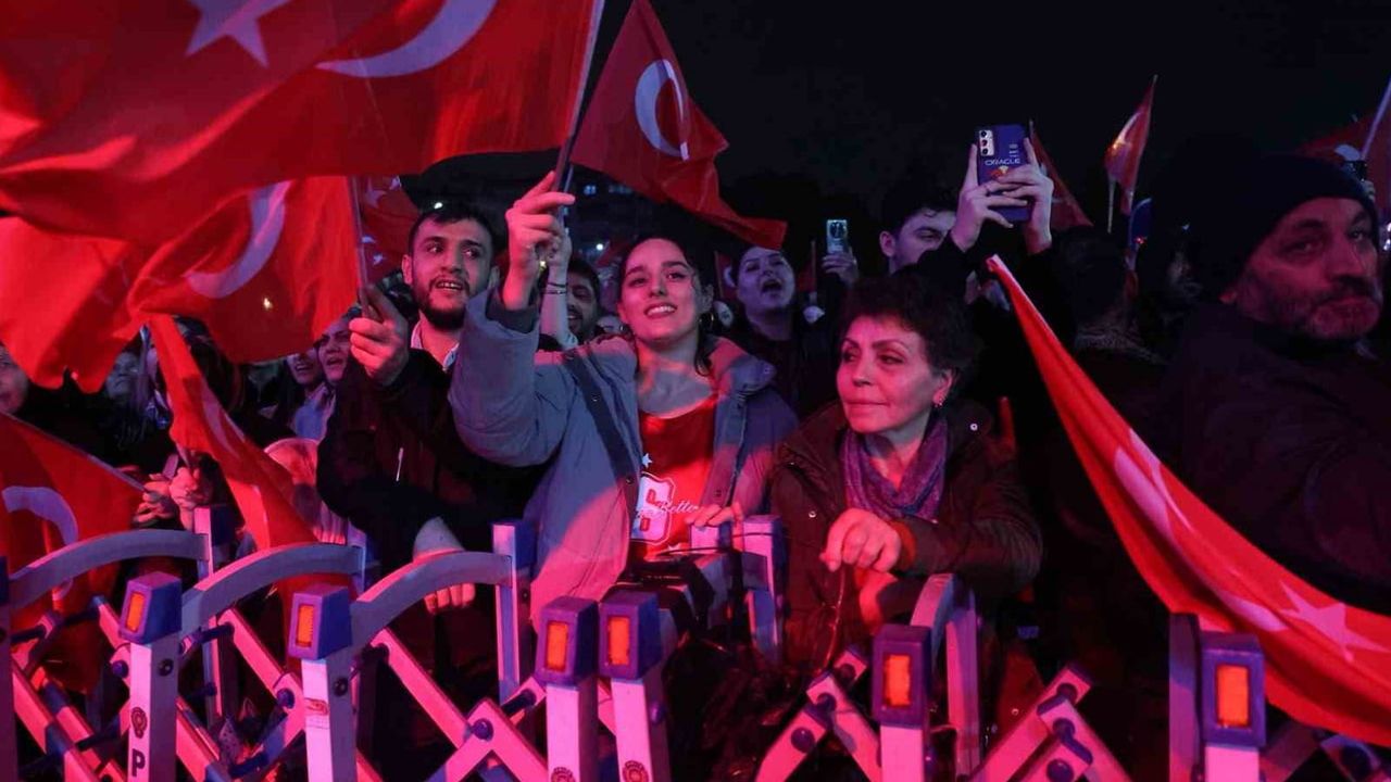 Yağmur altında tek yürek: Bursa'da cumhuriyet coşkusu sürdü
