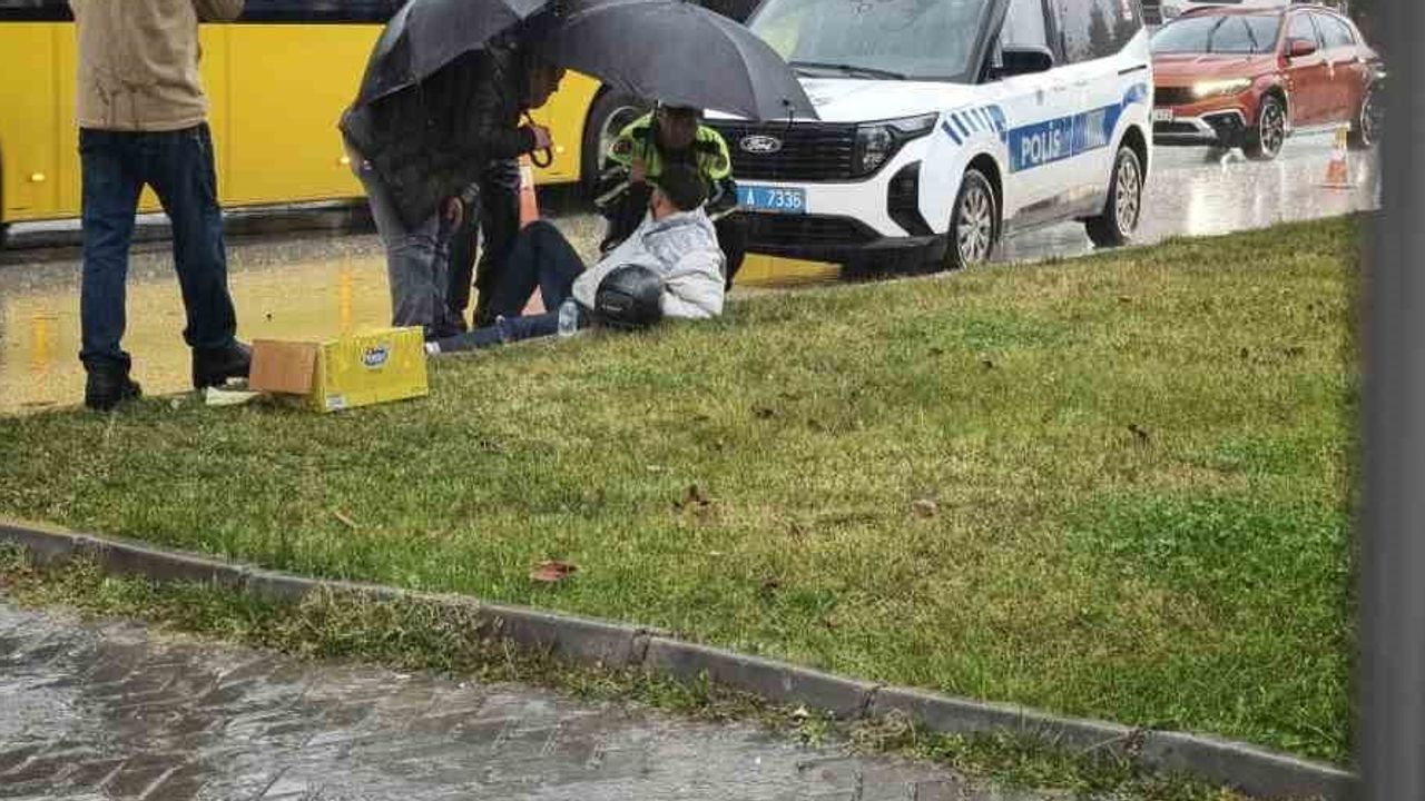Yağmur altında yardım eli: trafik polisi şemsiyeyle yaralıyı bekledi