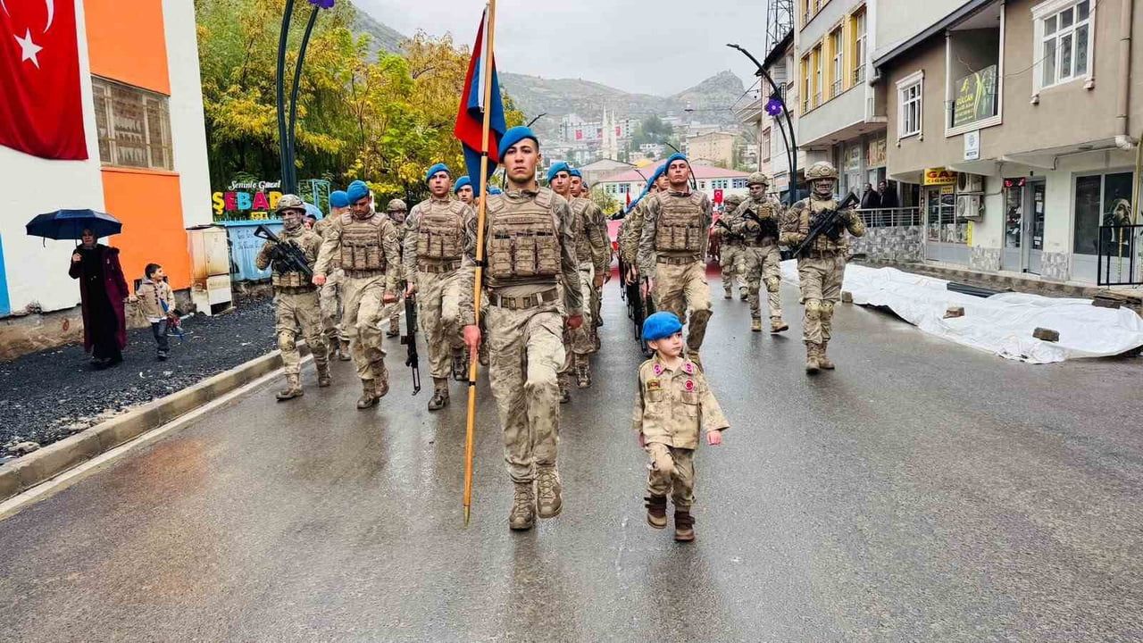 Yağmura aldırmadan kortejde yürüyen çocuk Beytüşşebap'ı renklendirdi