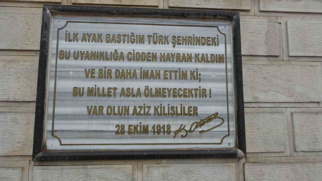 Yağmura rağmen askerleri örnek alan çocuklar Kilis’te saygıyı ayakta tuttu