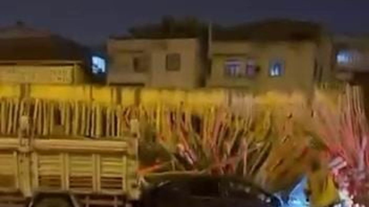 Yağmurda kaygan yolda otomobil kerestelerin arasına daldı: 2 yaralı