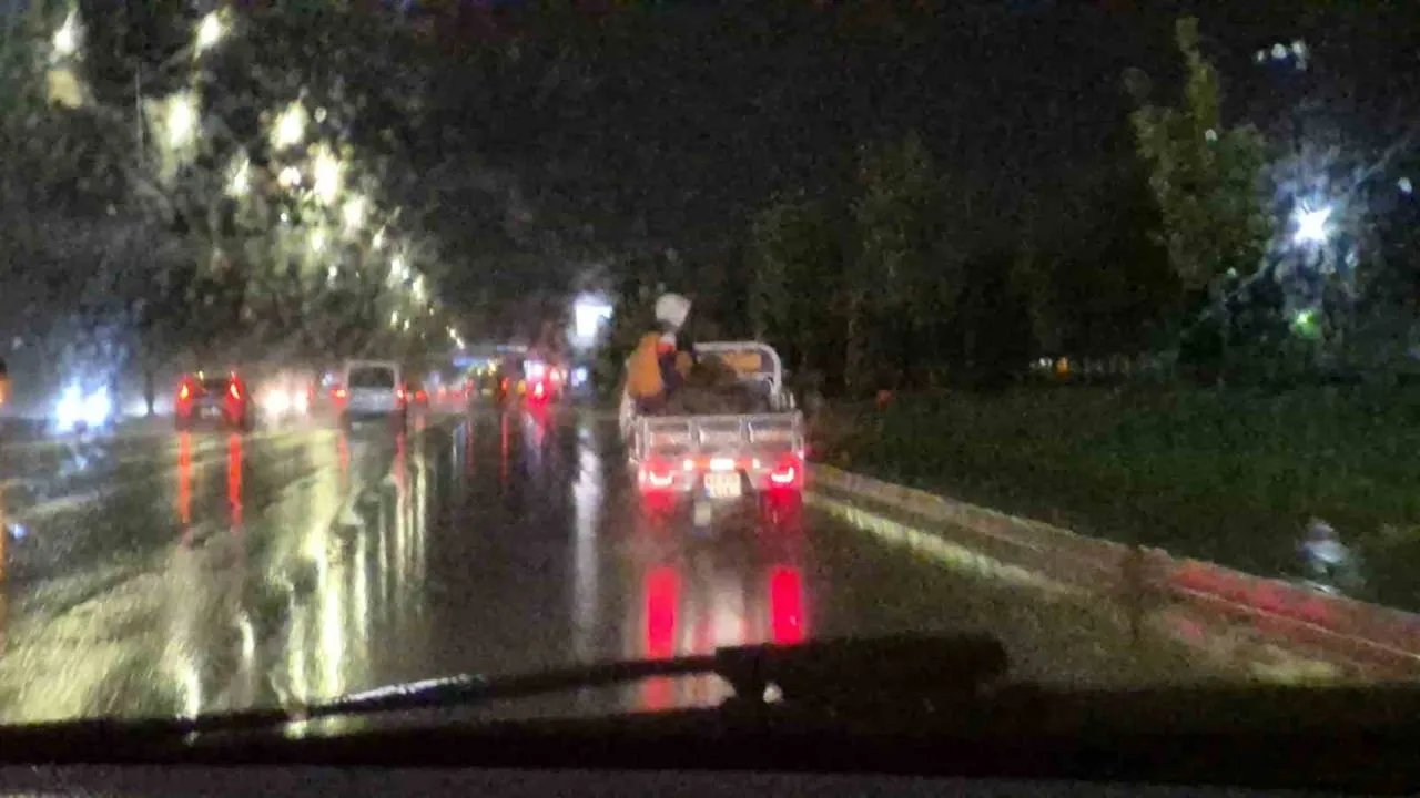 Yağmurlu Eskişehir'de üç tekerlekli motosiklet kasasında riskli yolculuk