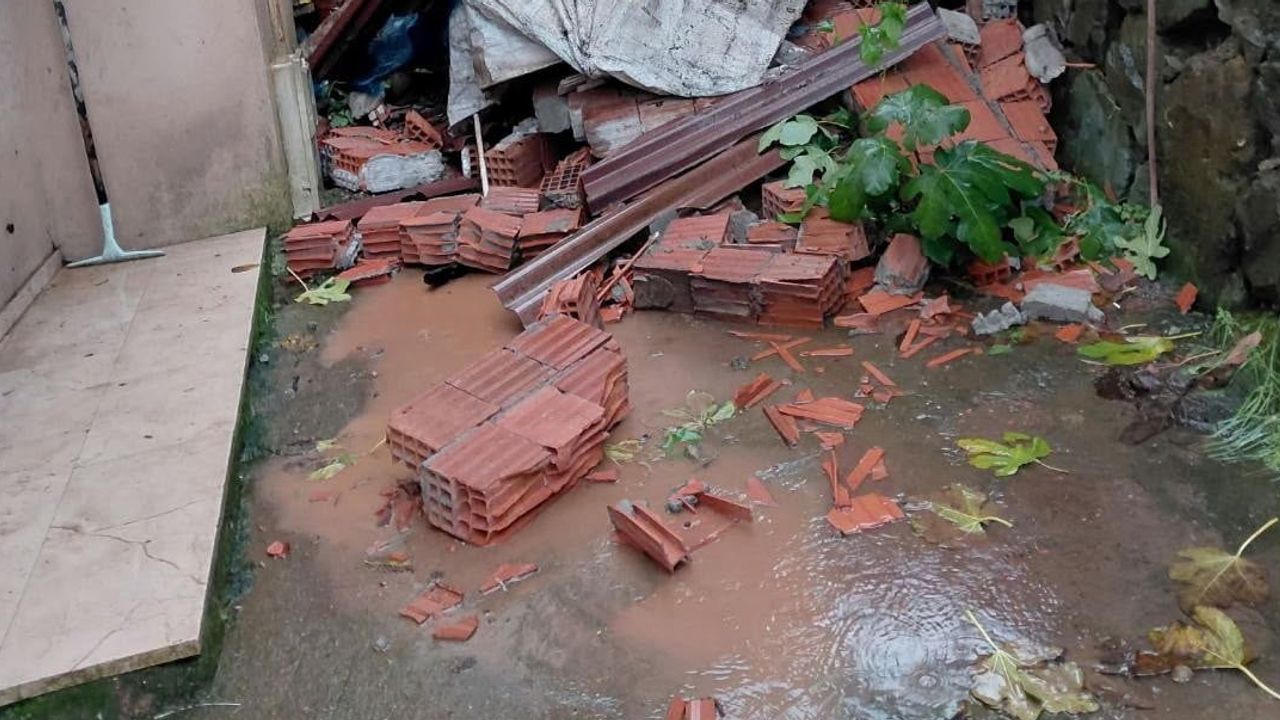 Yağmurun ardından yamaç kayan evde alt kat balkonu zarar gördü