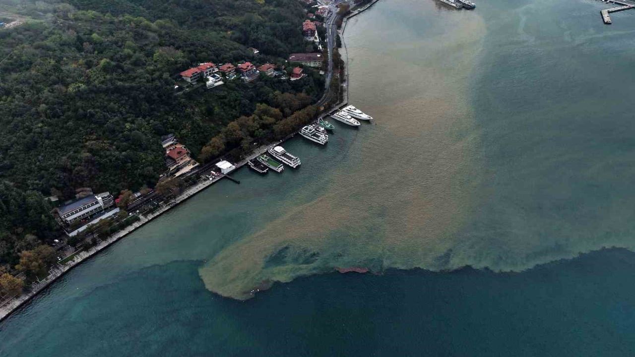 Yağmurun izleri İstanbul Boğazında: Sarıyer kıyılarında deniz kahverengiye döndü