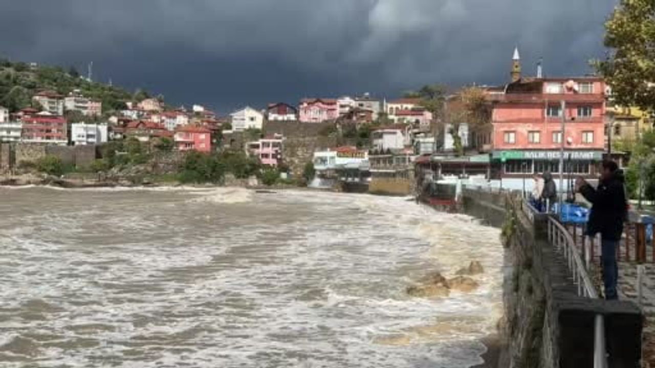 Yağmurun izleri: Karadeniz kıyısında kahverengi dalgalar