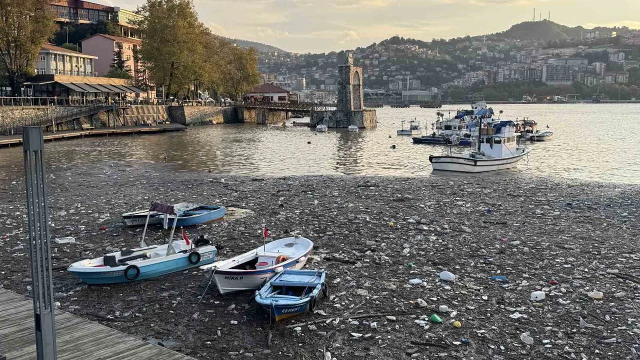 Yağmurun izleri: limanda toplanan plastikler gündem oldu
