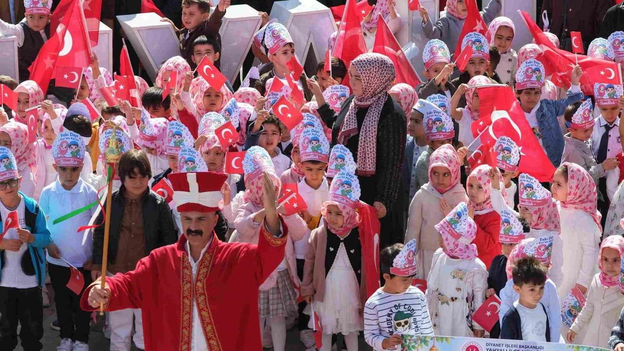 Yahyalı’da 161 minik öğrenci için geleneksel âmin alayı ile eğitim yolculuğu başladı