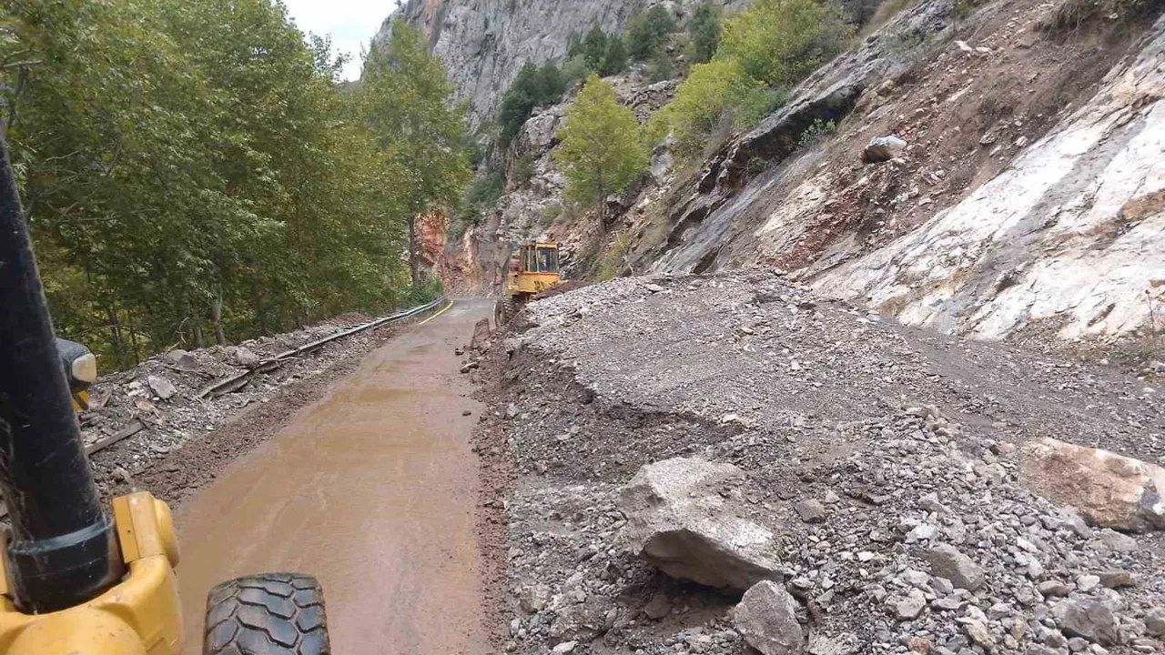 Yahyalı-Kapuzbaşı yolunda taşkın sonrası temizlik ve yol güvenliği sağlandı