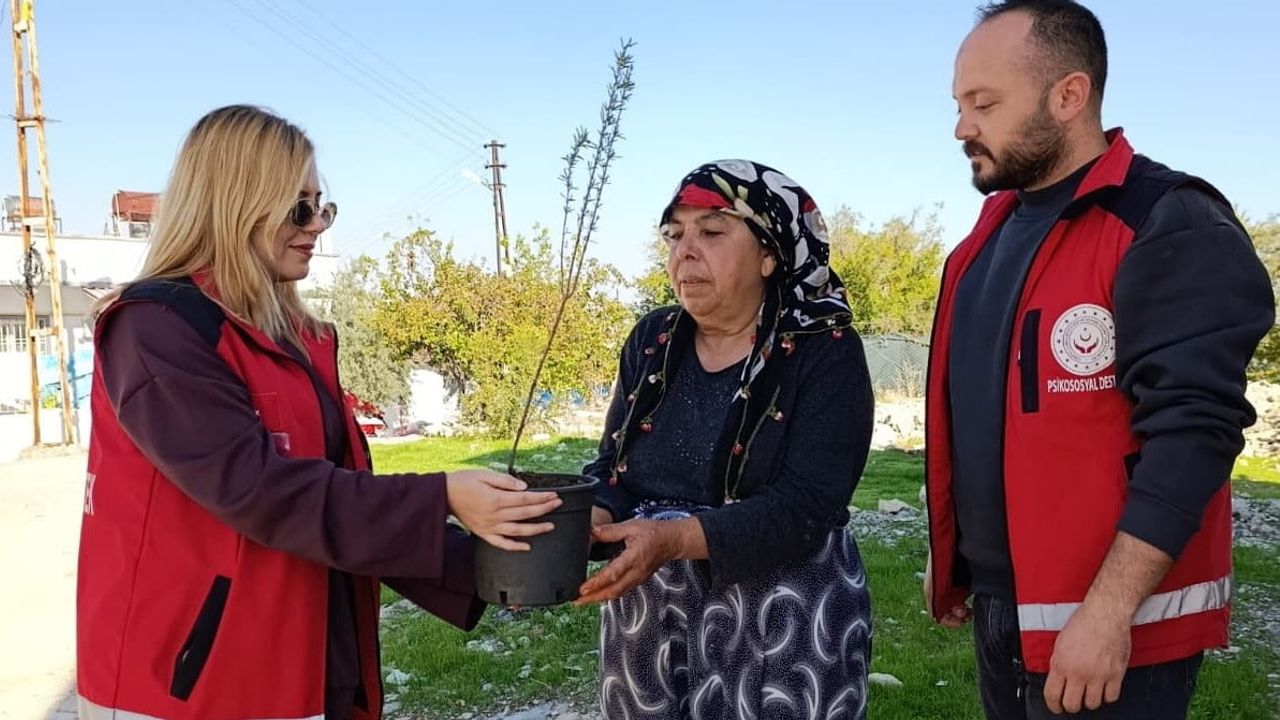Yalnızlığa kök salan adım: Besni'de yaşlılara fidan dağıtımı