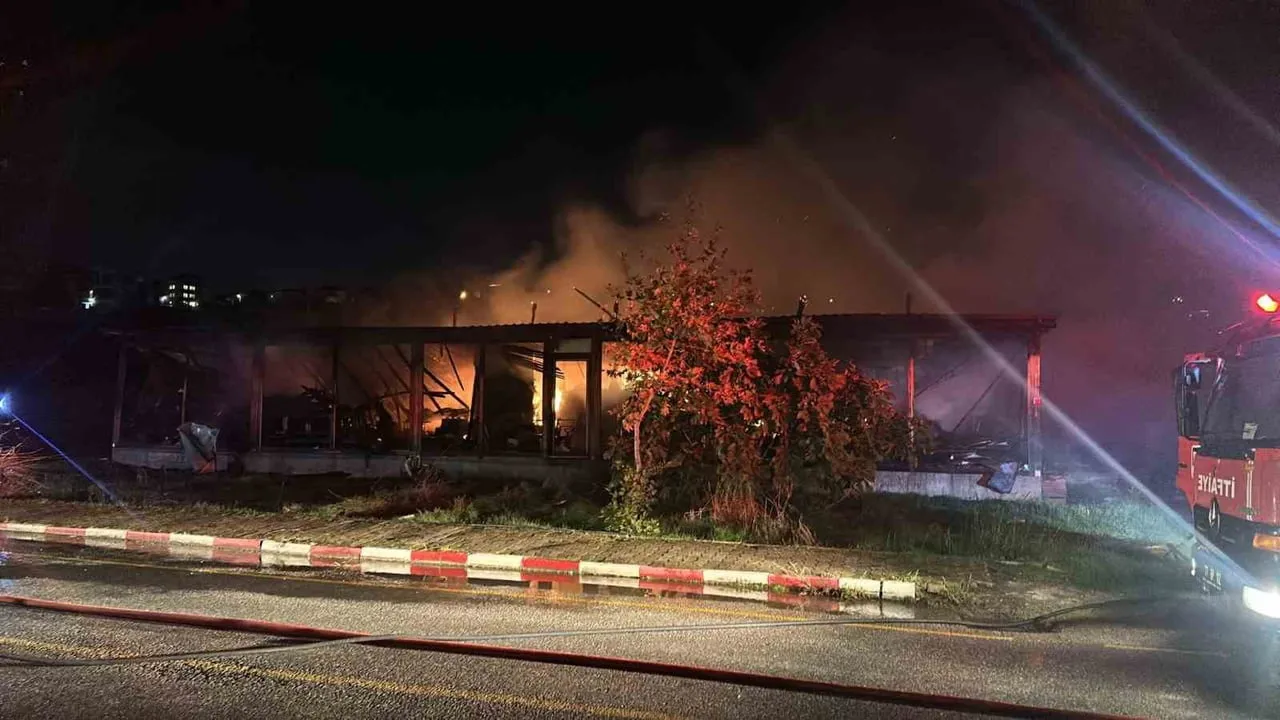 Yalova'da mobilya atölyesindeki yangın itfaiye müdahalesiyle kontrol altına alındı