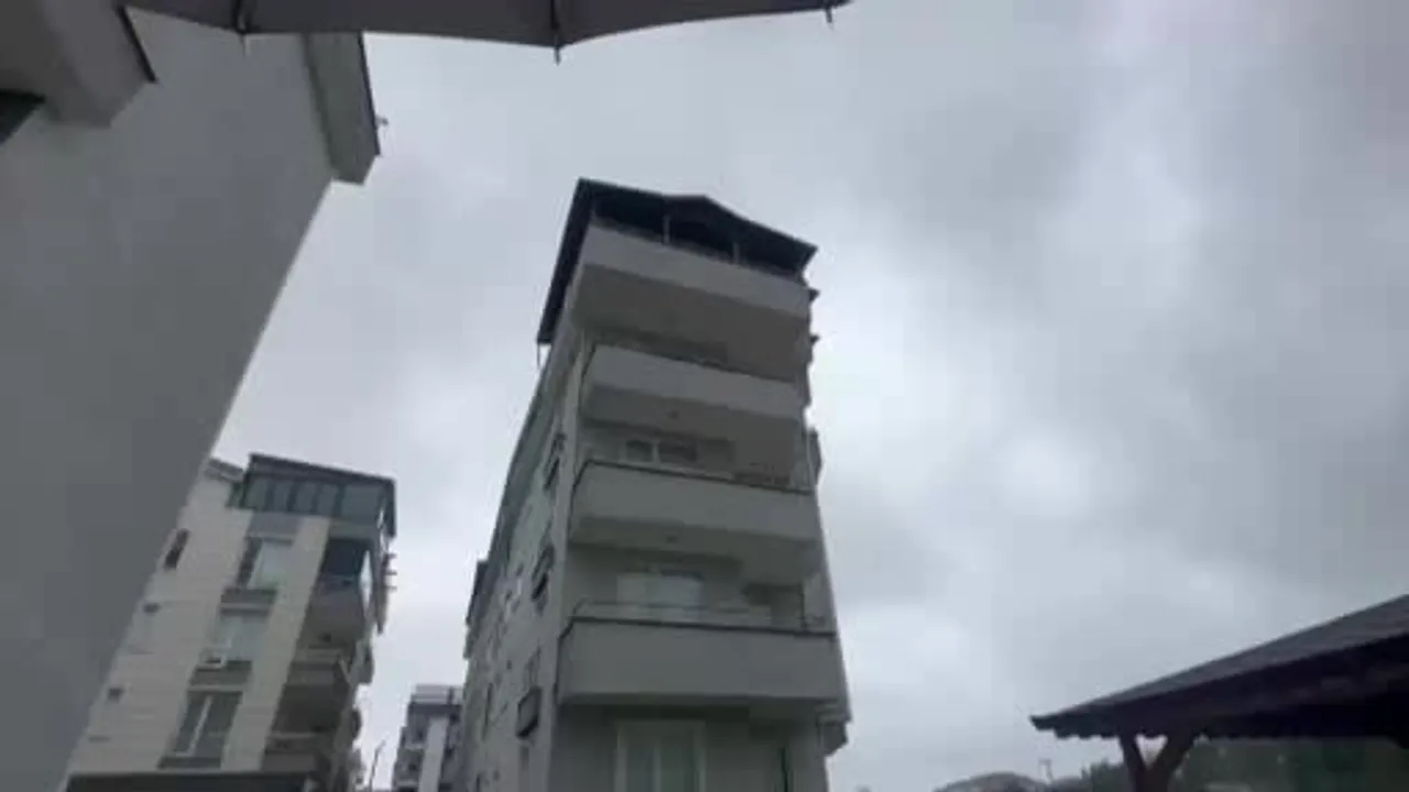 Yalova'da sağanak sonrası bahçede 3,5 metre toprak çöktü, bina tahliye edildi
