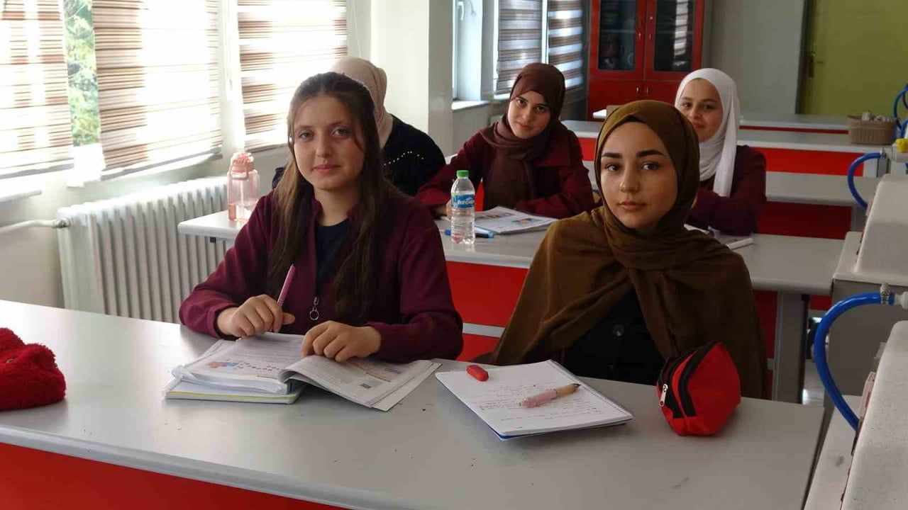 Yapay zekayla kimyayı görselleştirip öğrenmeyi kalıcı kılıyor