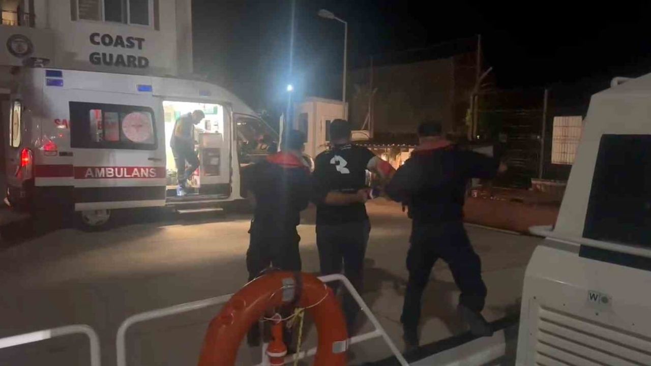 Yaralanan yolcu denizden alınarak Marmaris'te 112'ye teslim edildi