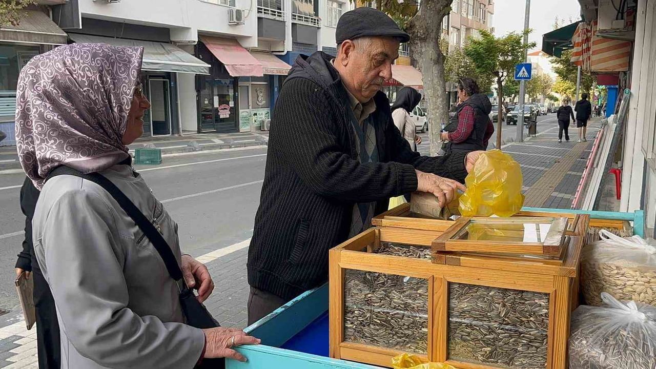 Yarım asır boyunca aynı tezgâh: Hayrabolu'nun çekirdekçisi Yaşar Başkır