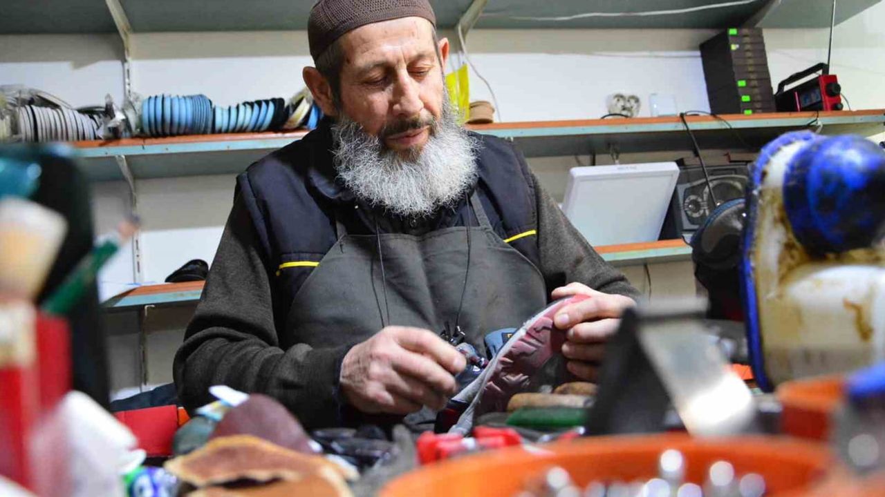 Yarım asırlık dükkanda 73 yaşındaki usta ayakkabı tamirciliğini tutkuyla sürdürüyor