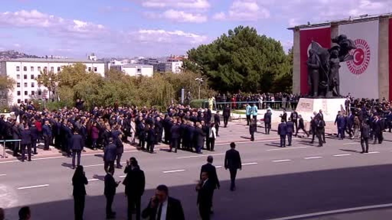 Yasama yılının açılışında Kurtulmuş'tan Atatürk Anıtı'na çelenk