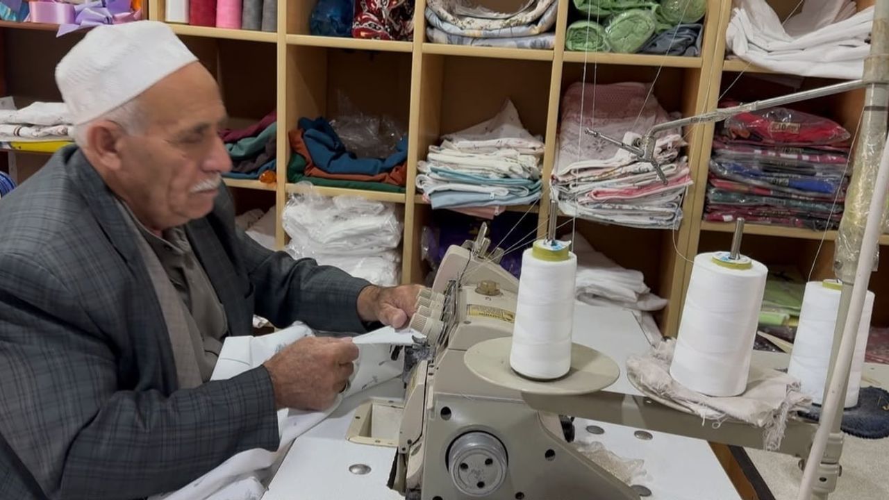 Yaşı ilerlese de dikiş makinesinin başında: Patnos'ta 72 yaşında mesleği devralan usta