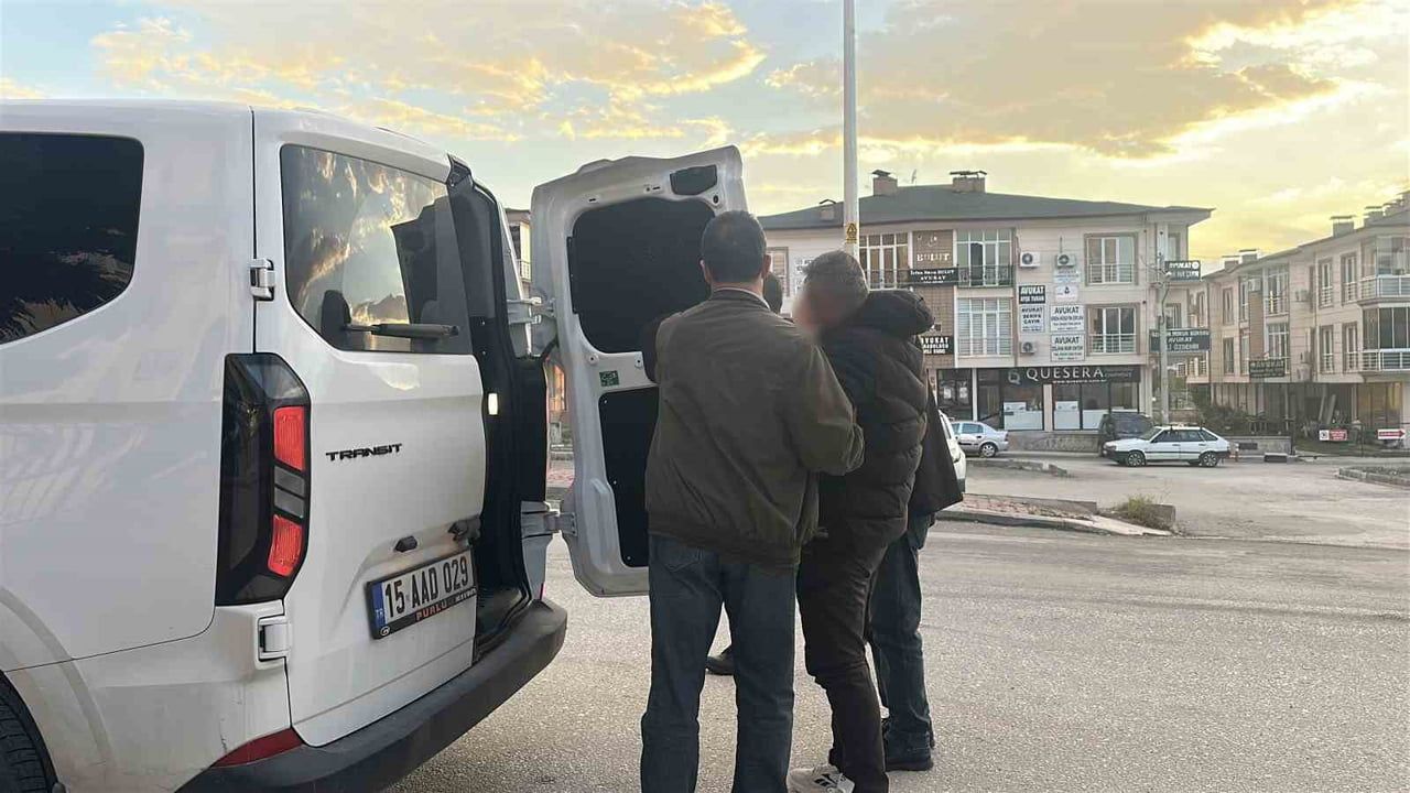Yaşlı adamın zorla boş senet imzalatıldığı iddiası: iki şüpheli cezaevinde