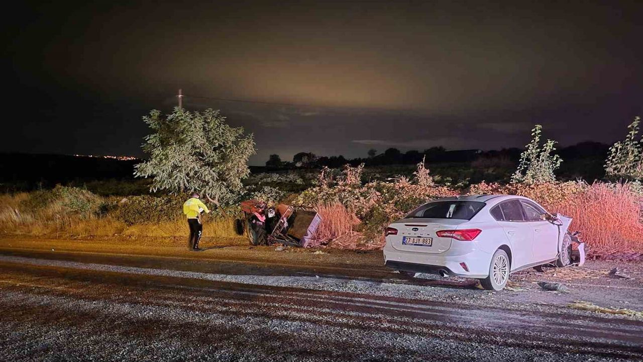 Yavuzeli'de gece kaza: otomobil ile traktör çarpıştı, üç kişi yaralandı