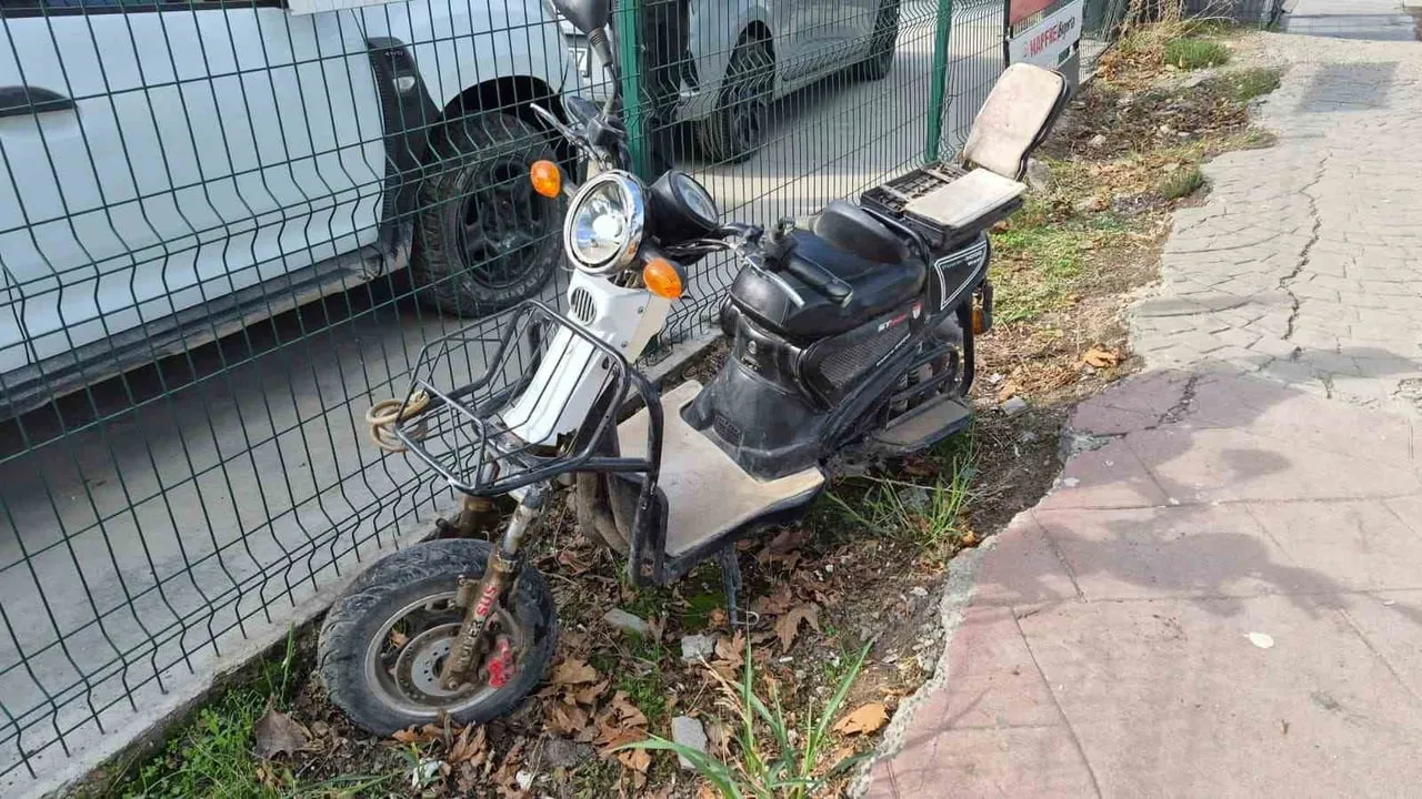 Yaya geçidinde çarpışma: elektrikli bisiklet sürücüsü yaralandı