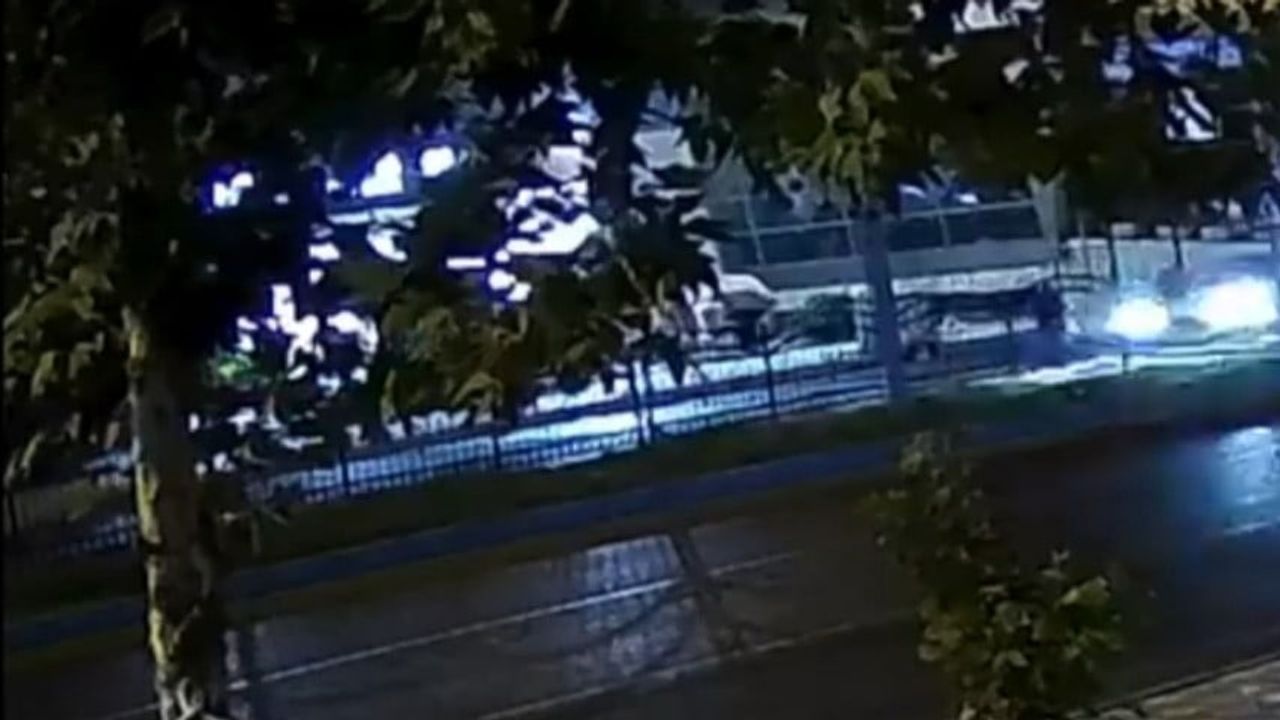 Yaya geçidinde çarpışma güvenlik kamerasına yansıdı: biri ağır iki yaralı