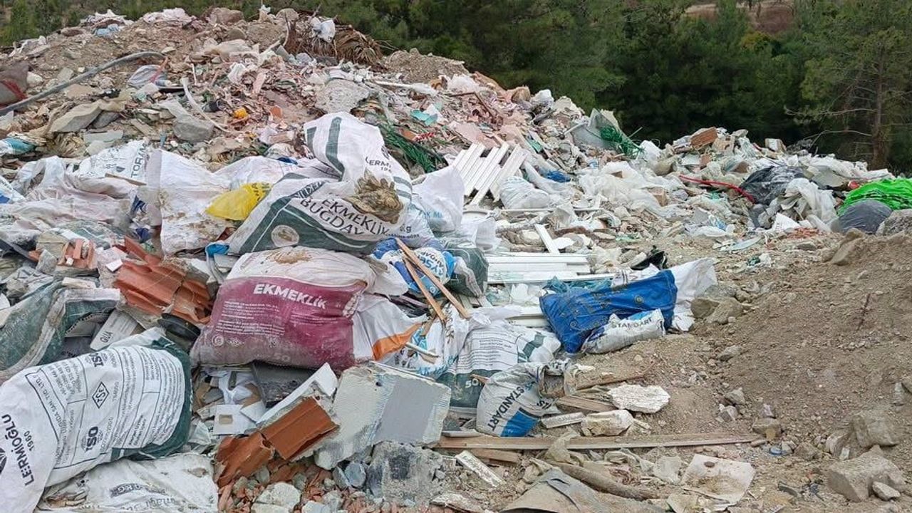 Yaylaköy'ün Toskana benzeri vadileri çöplerle doluyor
