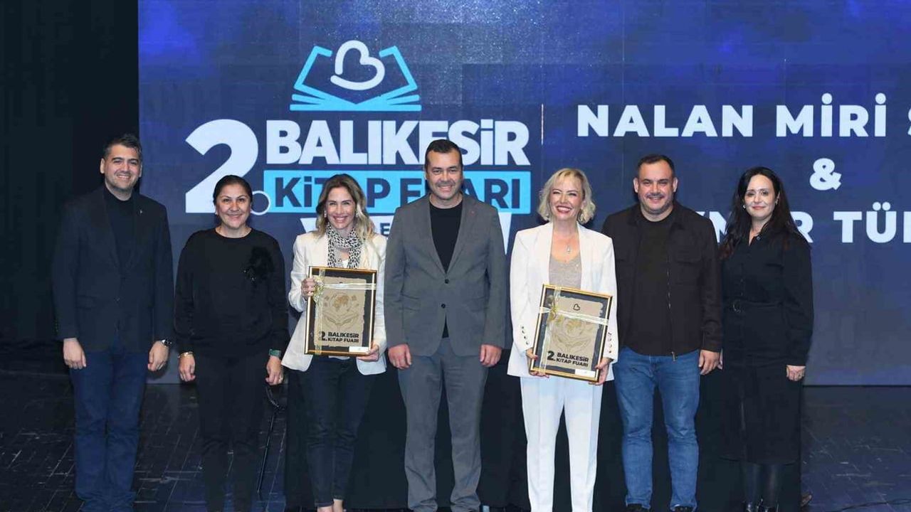 Yazarlar ve okurlar avluda buluştu: Balıkesir kitap fuarı yoğun ilgi gördü
