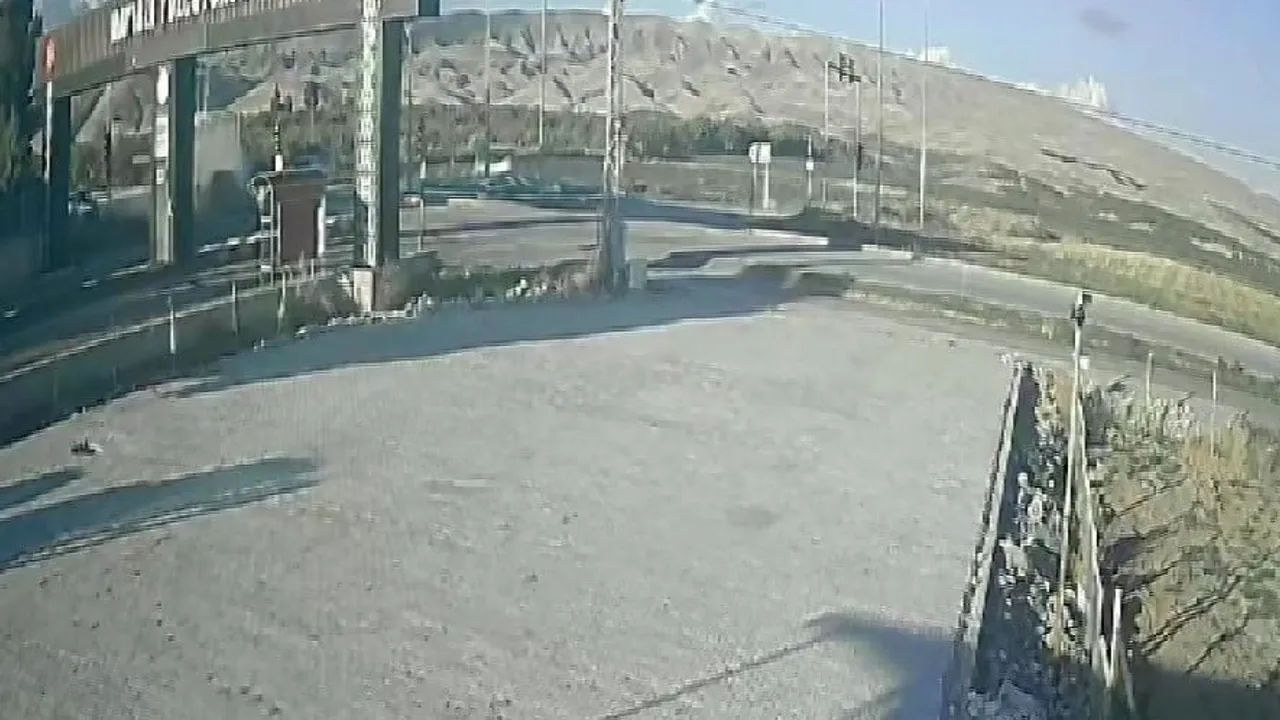 Yazıhan kavşağında çarpışma: minibüsle otomobilin kaza anı görüntülendi