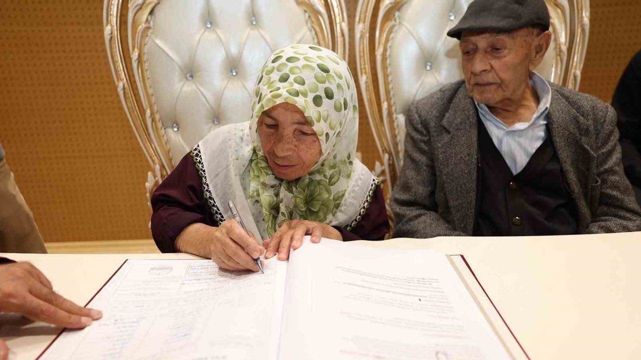 Yeni bir başlangıç: 86 yaşındaki damat ve 72 yaşındaki gelin Dilovası'nda evlendi