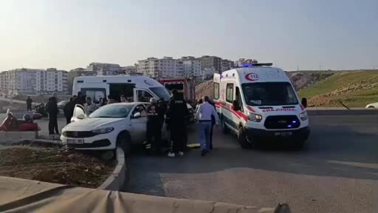 Yeni devlet hastanesi kavşağında kaza: otomobil yapıya çarptı, 2 yaralı