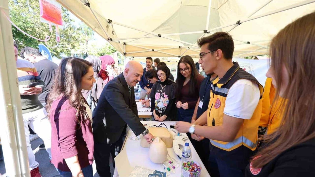 Yeni döneme coşkulu başlangıç: Düzce'de kampüse hoş geldin etkinlikleri tamamlandı