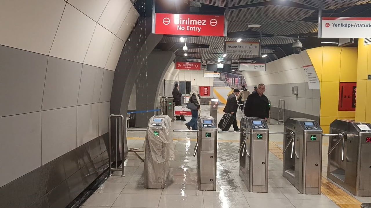 Yenibosna metrosunda tavandan su sızması yolcuları şaşırttı