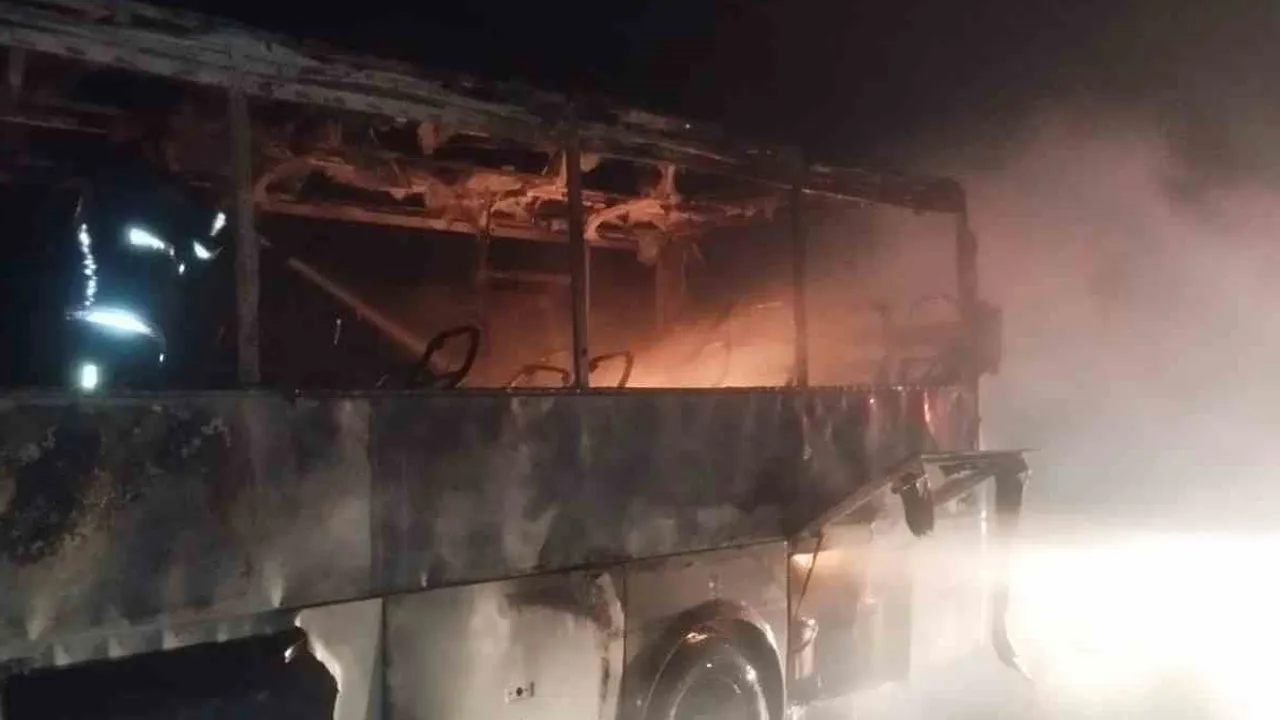 Yeniçağa'da alev alan midibüs geriye iskeleti bıraktı