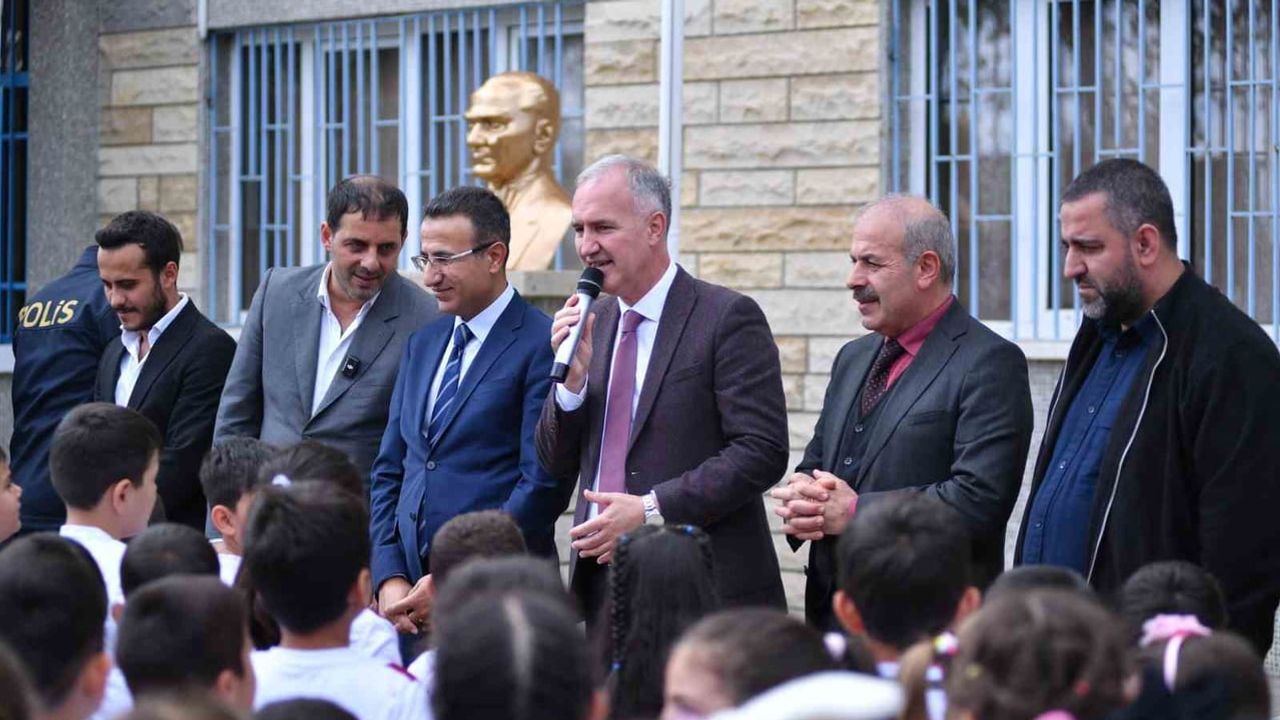 Yeniceköy'de iki okulda 750 çocuğun sevinci İnegölspor forması oldu