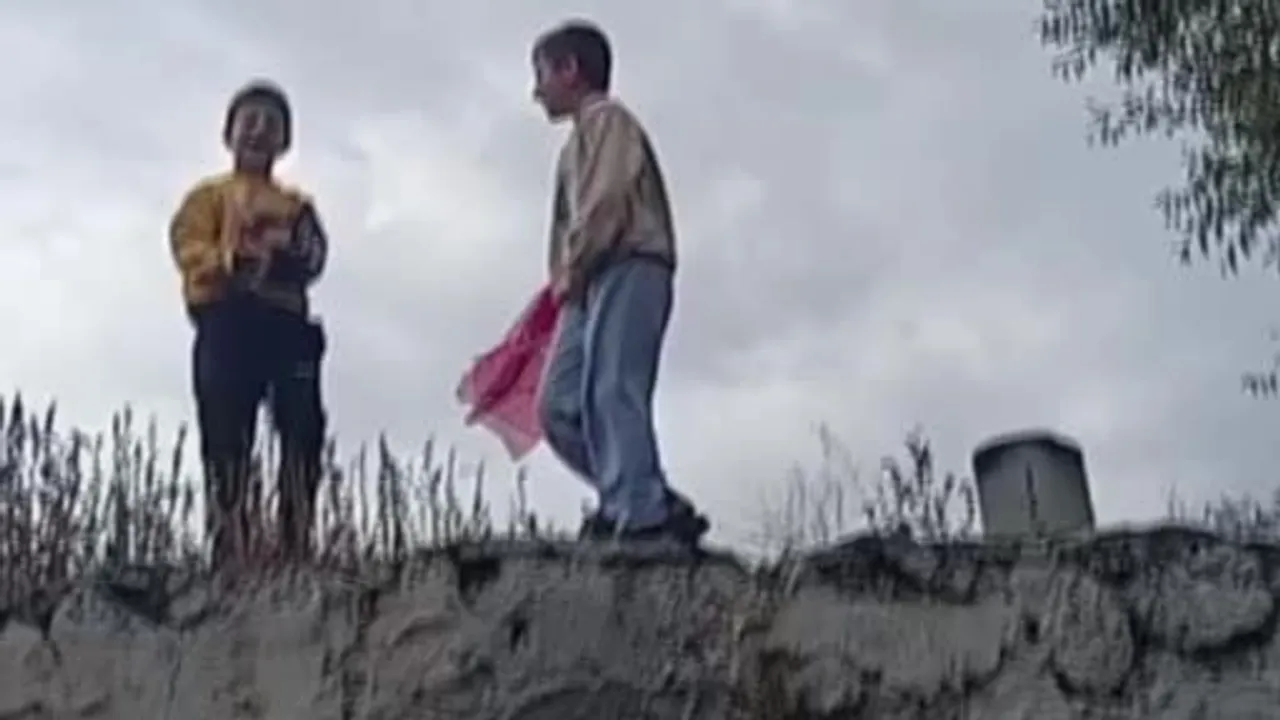 Yenigazi'de bacaya çekilen bayrak miniklerin ellerinde anlam buldu