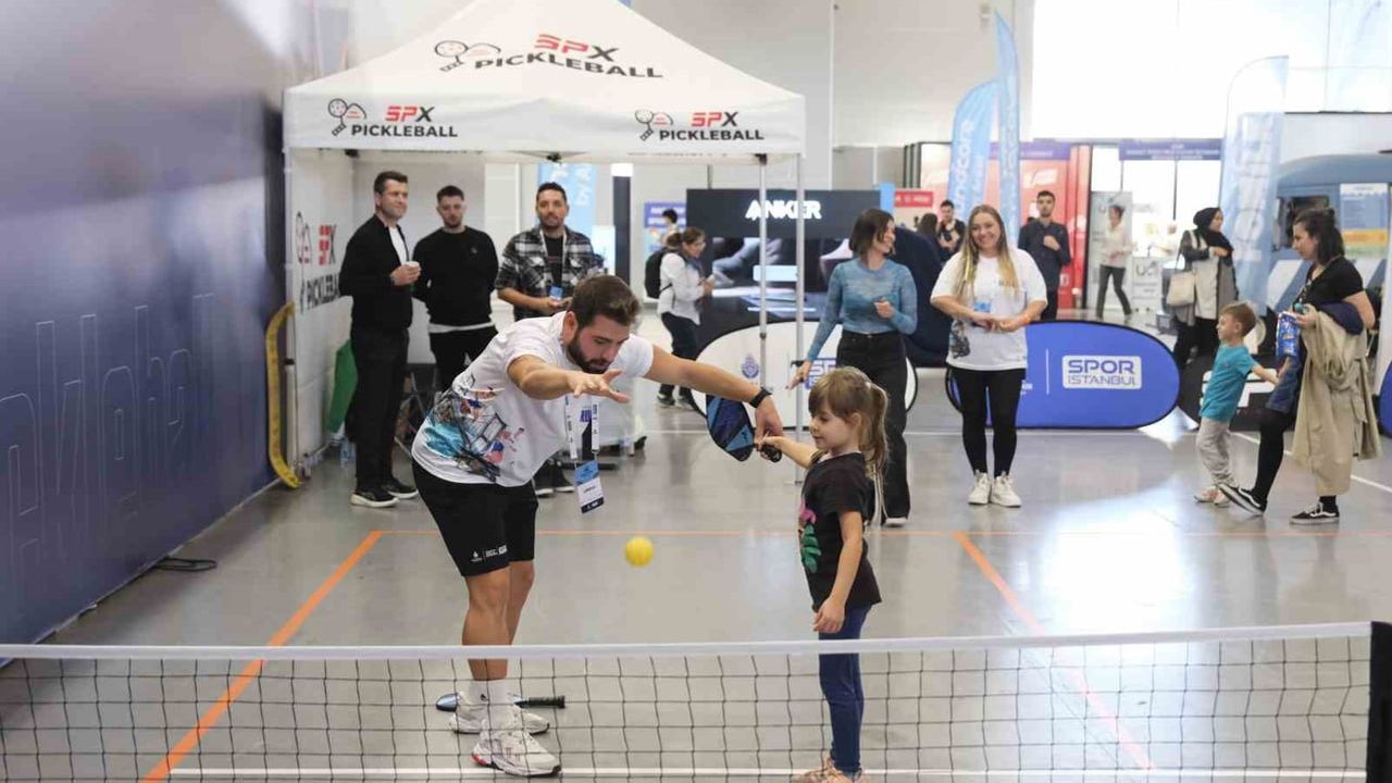 Yenikapı'da spor fuarı koşuculara kit teslimi ve indirim fırsatları sunuyor