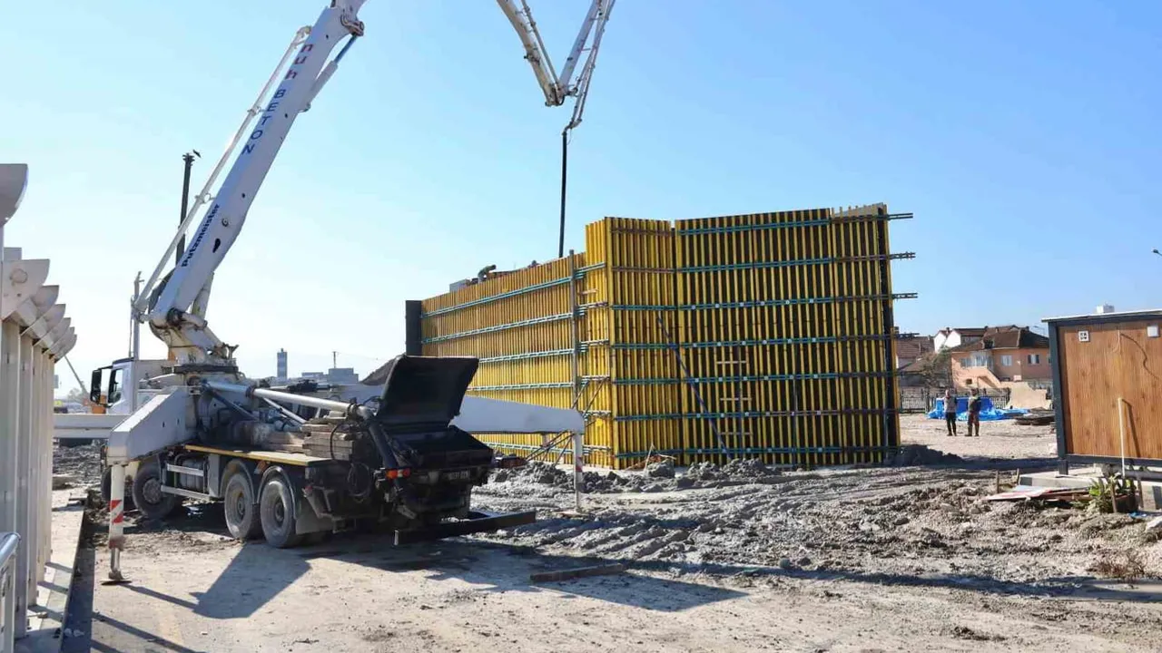 Yenikent’in trafik yükünü hafifletecek Kuzey Köprüsü’nde ilk ayak betonlandı